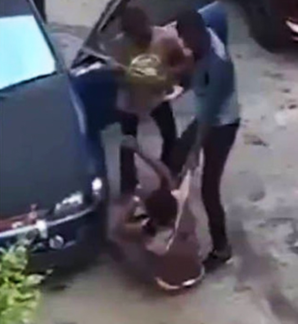 Chồng đánh vợ tới tấp bằng gậy vì nghi ngoại tình khiến ai cũng phải rùng mình Chồng đánh vợ tới tấp bằng gậy vì nghi ngoại tình khiến ai cũng phải rùng mình